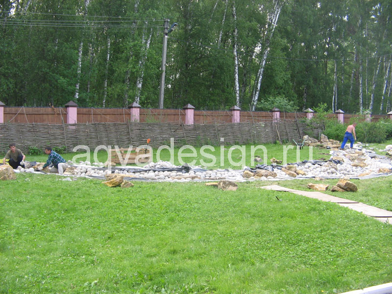 Декоративный ручей на садовом участке